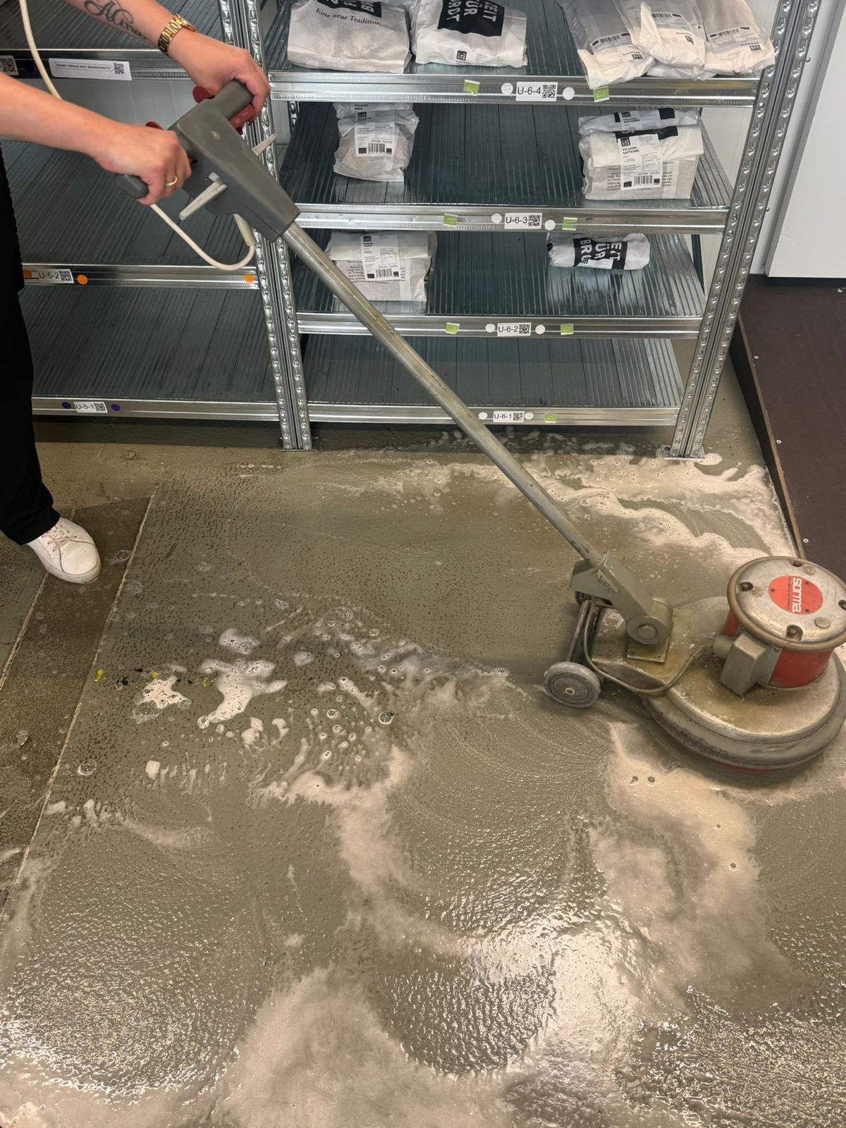 Bodenreinigung mit Maschine im Prozess